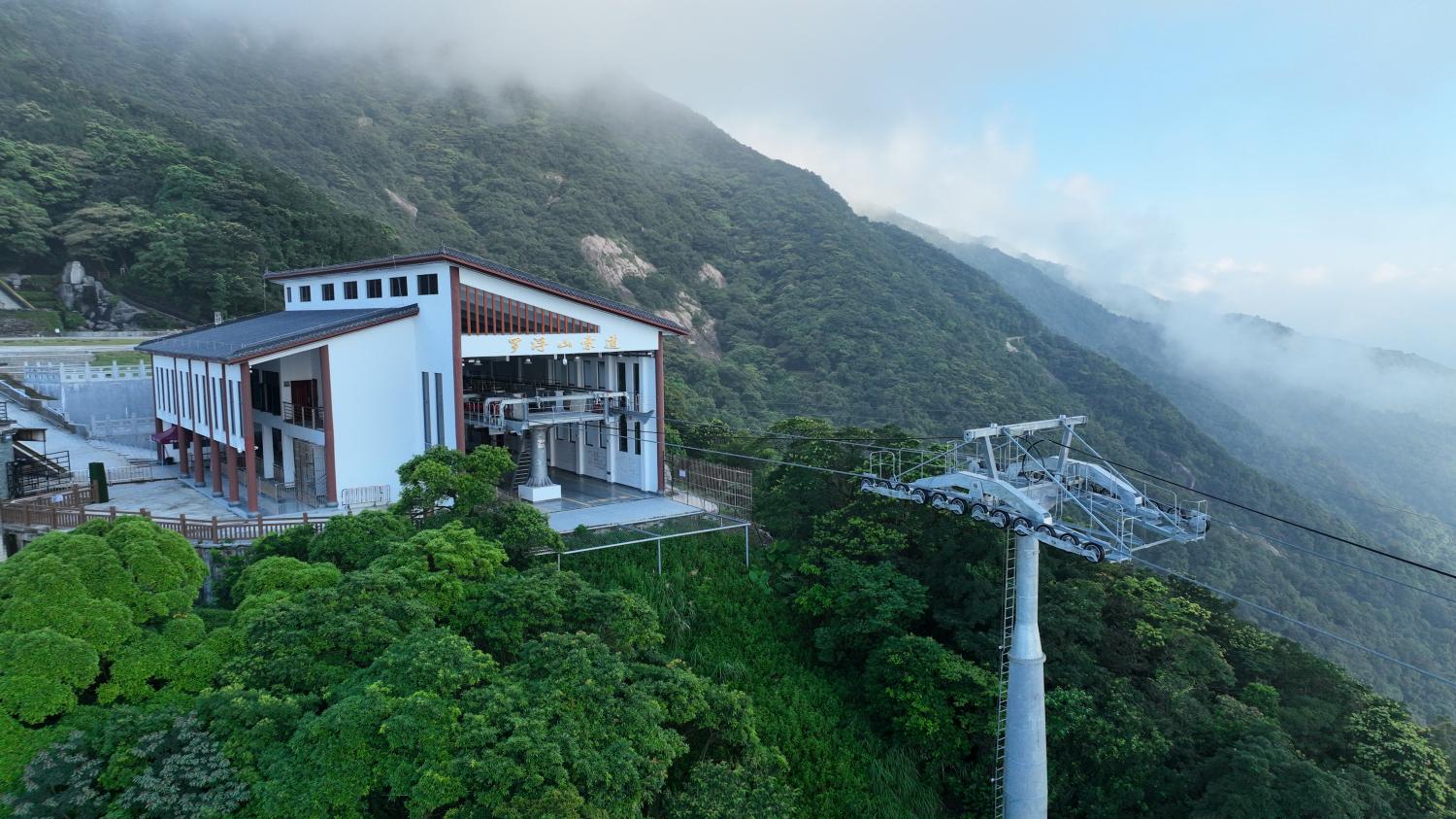 廣東羅浮山朱明洞景區(qū)脫掛索道 長度：1465米，高差：466米 運量1768人小時 速度6.0米秒(1).jpg